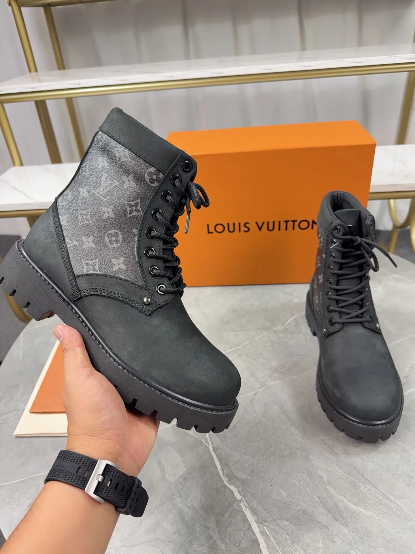 p720🐮🐮2025 top version: couple style LV presbyopia, embossed rhubarb boots, ankle boots, embossed waterproof nubuck cowhide boots, relying on the brand's exquisite craftsmanship to carefully reshape the classic T 6-inch boot shape in Italy to create an American-style autumn and winter men's and women's wear show. The original laces and outsole are exquisitely detailed, and the leather label expresses the cooperation logo. Exquisite packaging at the delivery counter🛍📦 ▪️Fabrics: Original customized imported first-layer cowhide ▪️Inner lining: Original customized leather lining/mesh lining ▪️Outsole: Original molded anti-slip rubber material ▪️Sole thickness: 3.5CM ▪️Size: 35-40 for women and 39-46 for men
